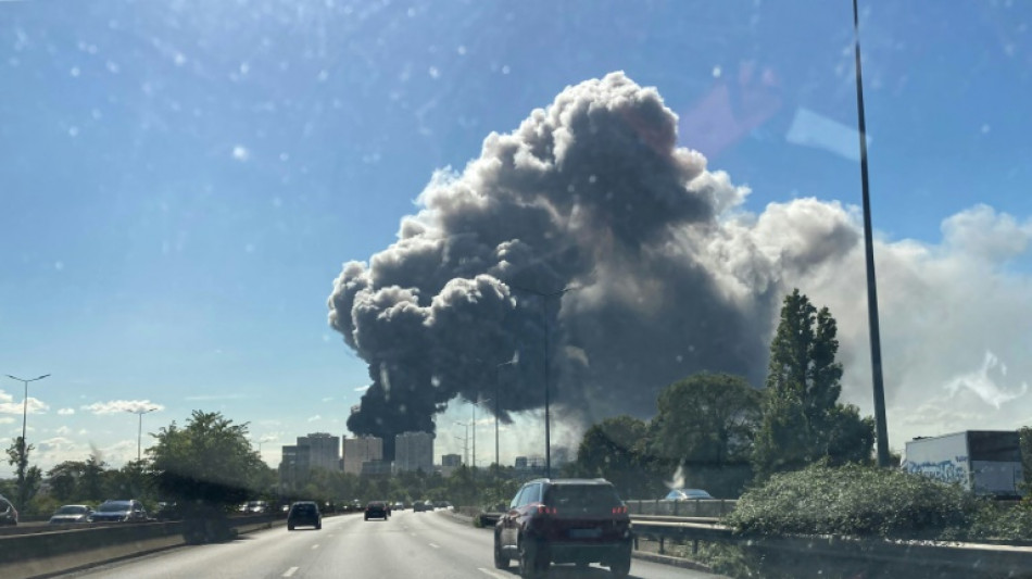 Spectaculaire incendie dans un entrep&ocirc;t du march&eacute; de Rungis