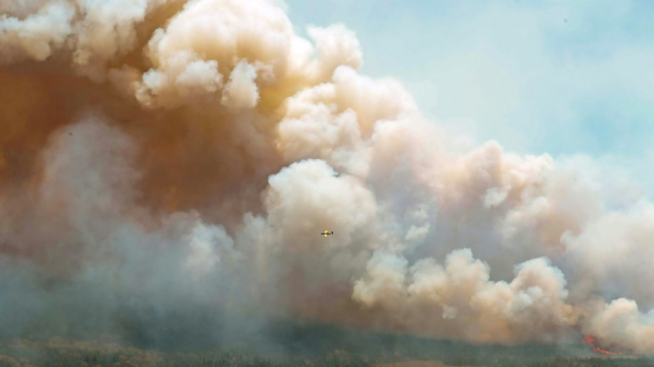 Miles de personas evacuadas ante avance de incendios forestales en este de Canad&aacute;