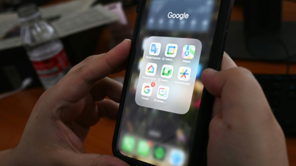 Los principales canales de televisi&oacute;n de Chile denuncian a Google por monopolio