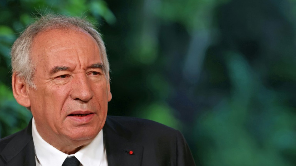 Retraites: Bayrou cherche un chemin, le PS d&eacute;pose une motion de censure