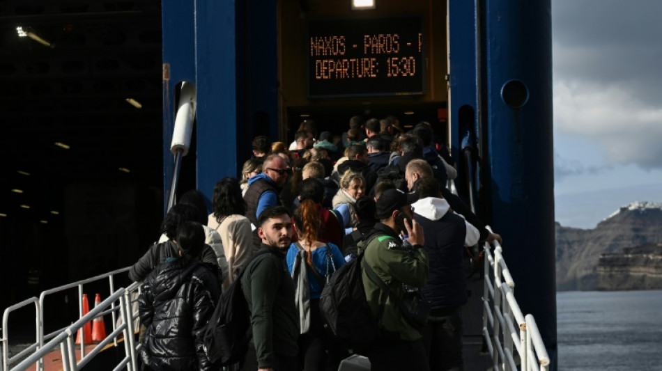 Centenas de moradores de Santorini, na Gr&eacute;cia, deixam a ilha devido &agrave; atividade s&iacute;smica