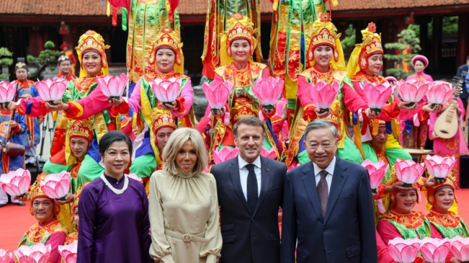 Macron desmente briga com esposa no desembarque no Vietn&atilde;