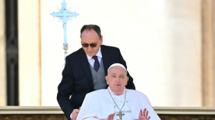 Em recupera&ccedil;&atilde;o, papa Francisco faz apari&ccedil;&atilde;o surpresa na Pra&ccedil;a de S&atilde;o Pedro