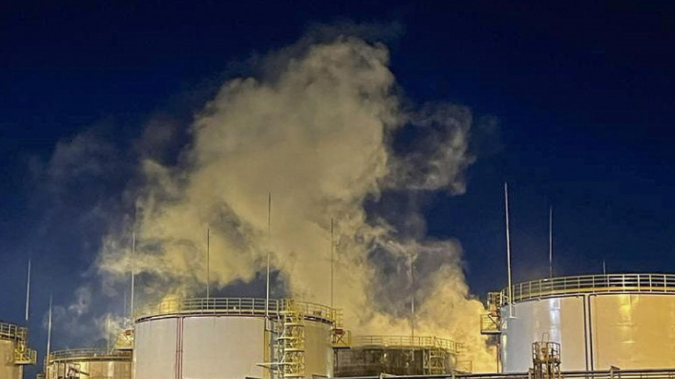 Media ucraini, massiccio attacco a Russia, raffineria in fiamme