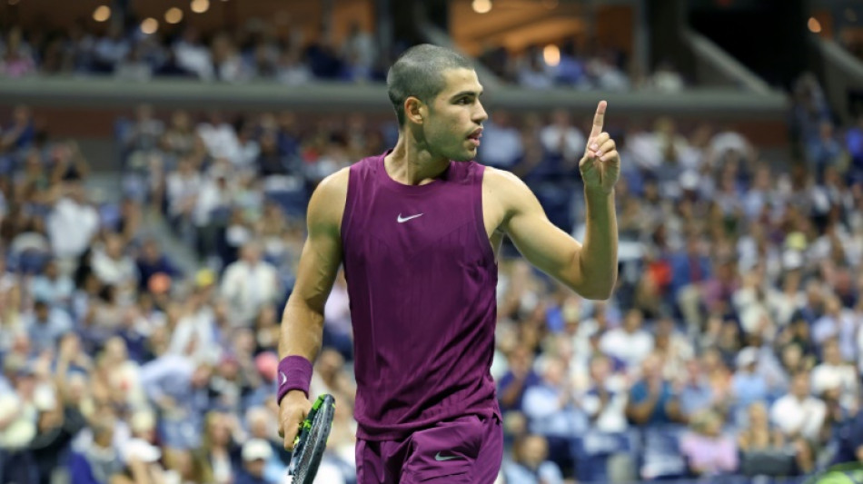 Alcaraz avan&ccedil;a &agrave; 3&ordf; rodada do US Open e pressiona Sinner