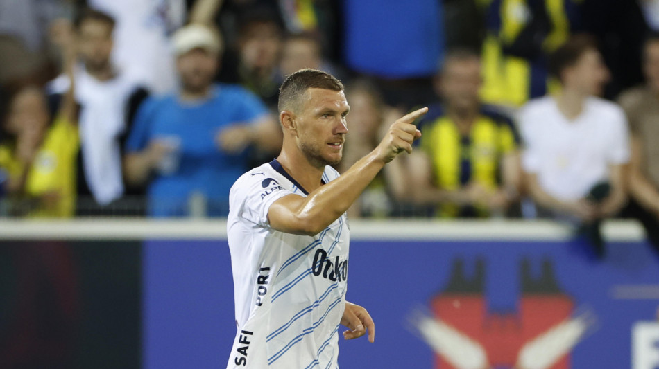 Fiorentina: ufficiale l'ingaggio di Dzeko