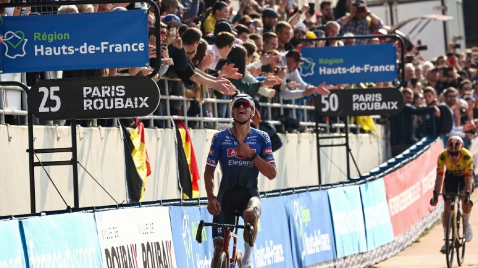 Exhibici&oacute;n de Van der Poel para llevarse en solitario su primera Par&iacute;s-Roubaix