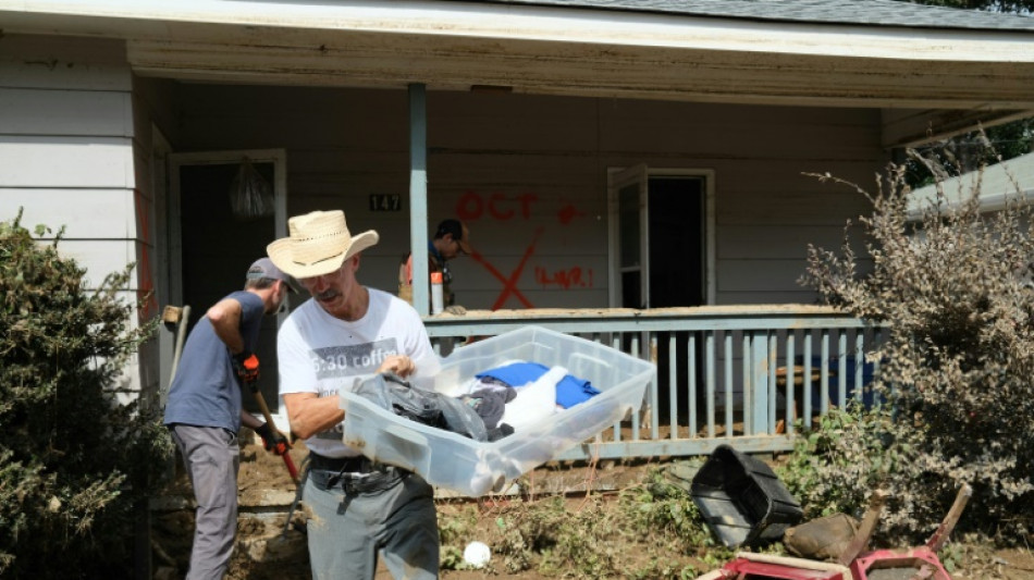 Dans les montagnes de Caroline du Nord frapp&eacute;es par l'ouragan, la boue et l'entraide