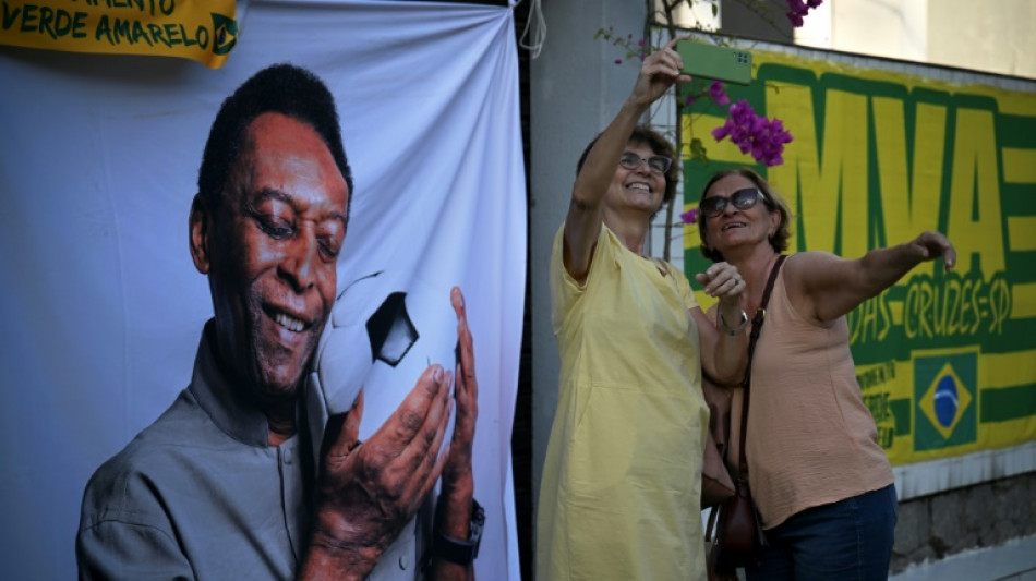 Le pr&eacute;sident br&eacute;silien Lula rend hommage &agrave; Santos au "Roi" Pel&eacute;