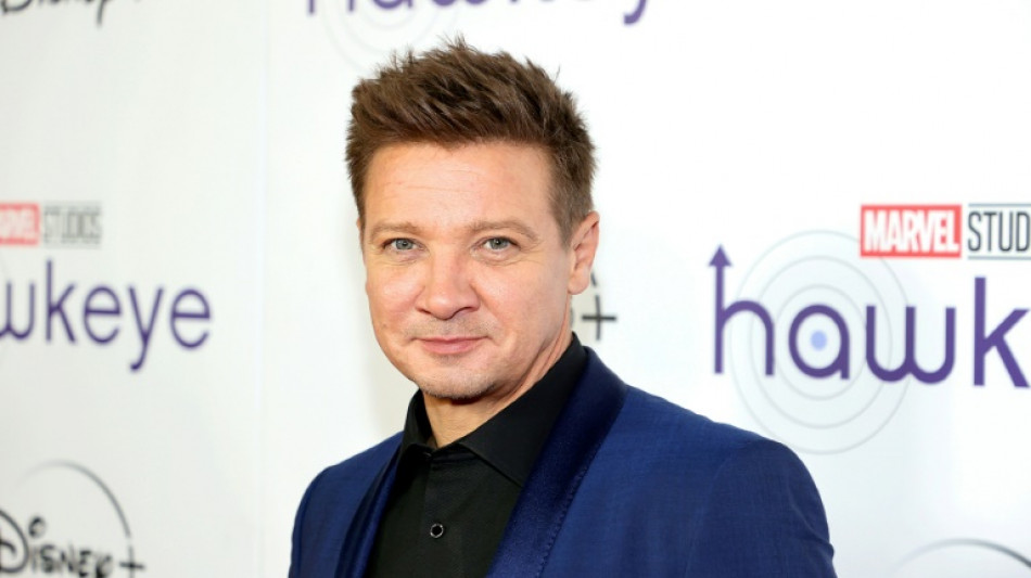 Apr&egrave;s son accident de dameuse, l'acteur Jeremy Renner promet de r&eacute;parer ses "30 os cass&eacute;s"