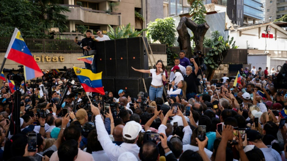 Chavismo vai &agrave;s ruas 'em rep&uacute;dio ao golpismo' enquanto oposi&ccedil;&atilde;o denuncia intimida&ccedil;&atilde;o 
