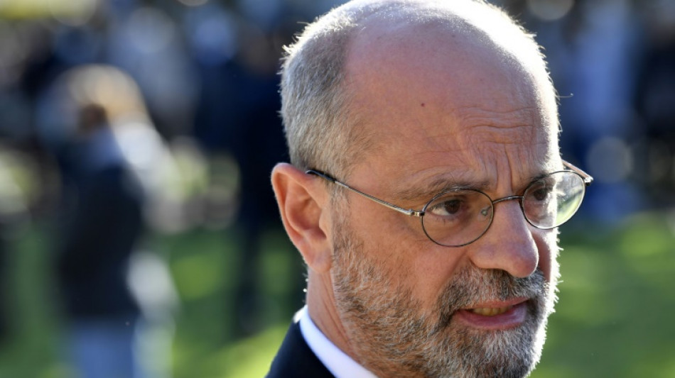 Pr&eacute;sidentielle: Blanquer br&ucirc;l&eacute; par le soleil d'Ibiza, Montebourg s'&eacute;clipse