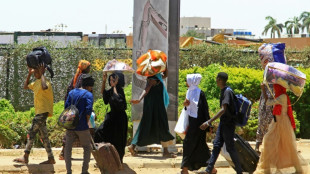 Moradores fogem da capital do Sud&atilde;o em meio a combates e corpos nas ruas