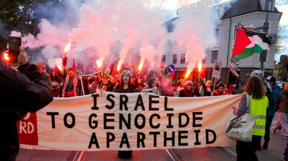 Centenas de manifestantes pr&oacute;-palestinos protestam antes da partida entre Noruega e Israel