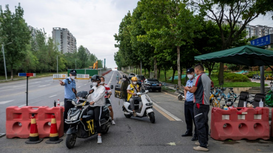 Covid: des millions d'habitants confin&eacute;s dans l'une des plus grandes villes de Chine
