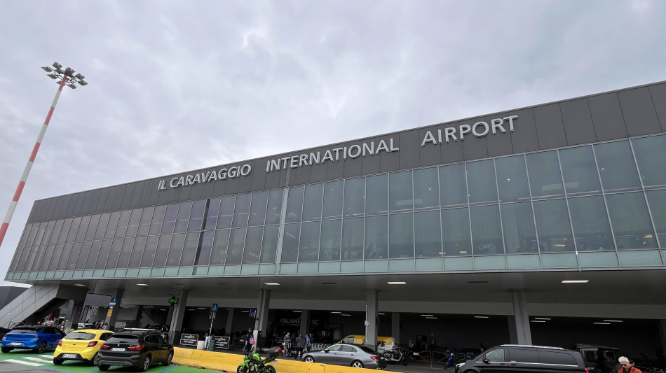 Uomo risucchiato dal motore di un aereo, voli sospesi a Orio