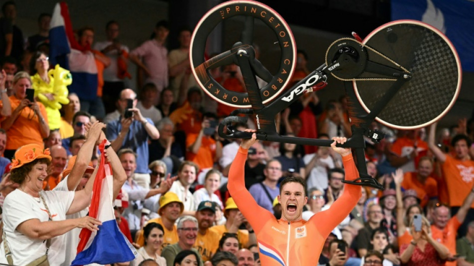 Cycling sprint king Lavreysen&nbsp;owns Paris velodrome 
