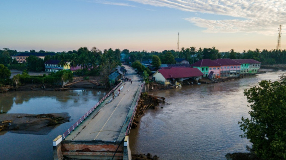 Militares auxiliam vítimas de inundações na Ásia, que provocaram mais de mil mortes
