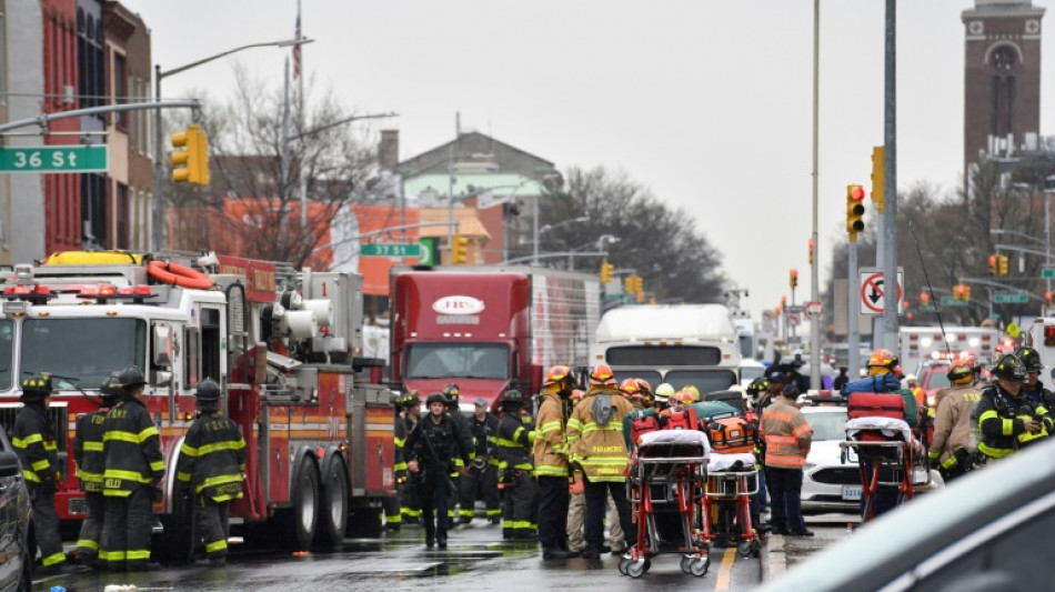 Un homme portant un masque &agrave; gaz tire dans le m&eacute;tro de New York, 16 bless&eacute;s