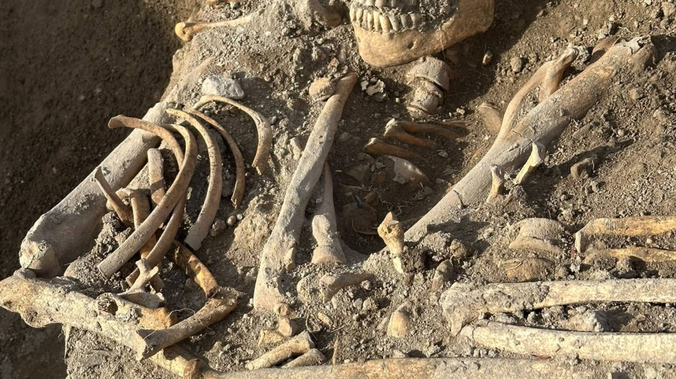 Resti medievali di mamma con bimbo tra le braccia ritrovati durante scavi nel Foggiano