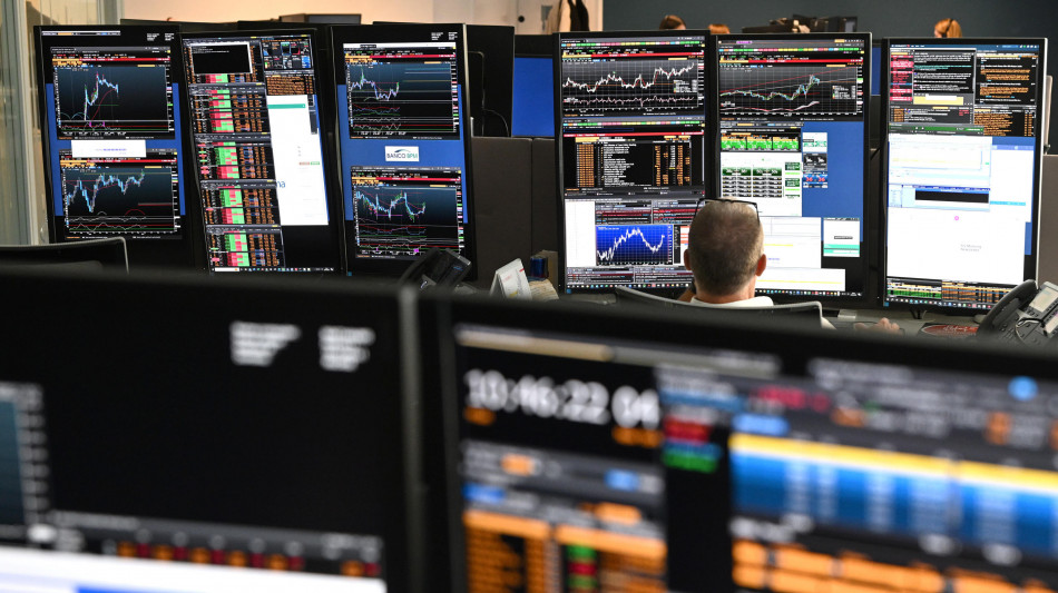 Borsa: Milano sulla parit&agrave;, balzo di Azimut
