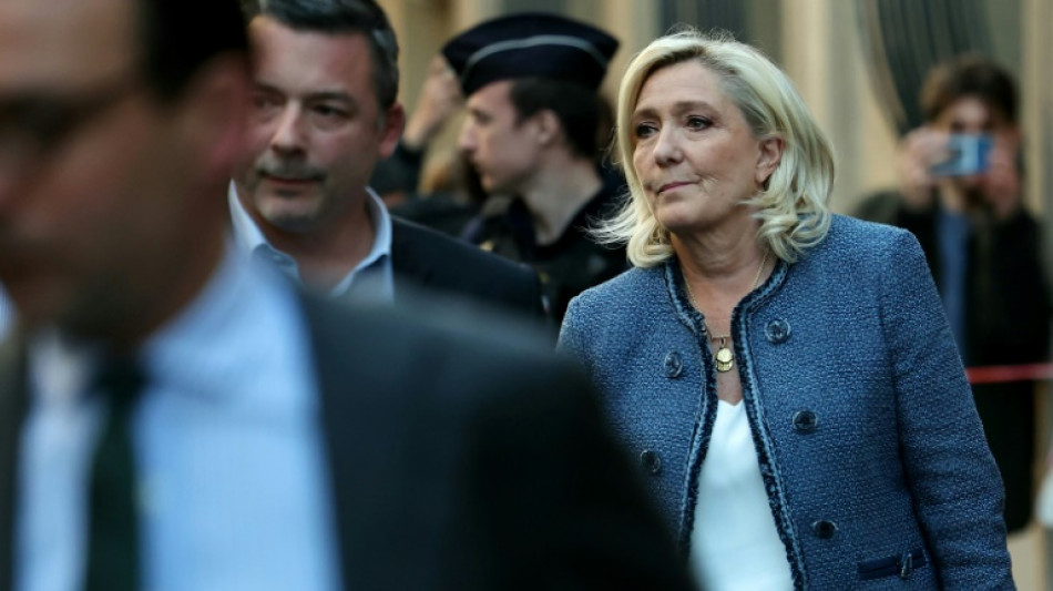 Un tribunal de Apelaci&oacute;n franc&eacute;s afirma que podr&iacute;a examinar el caso de Le Pen antes de la presidencial