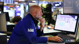 Wall Street cl&ocirc;ture sans entrain apr&egrave;s des donn&eacute;es &eacute;conomiques en demi-teinte