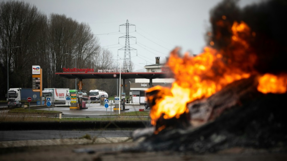 Trains annul&eacute;s, raffineries bloqu&eacute;es: les gr&egrave;ves continuent