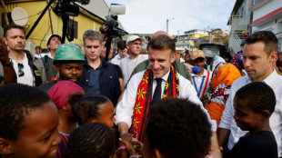 El presidente franc&eacute;s promete "reconstruir" el territorio de Mayotte devastado por un cicl&oacute;n