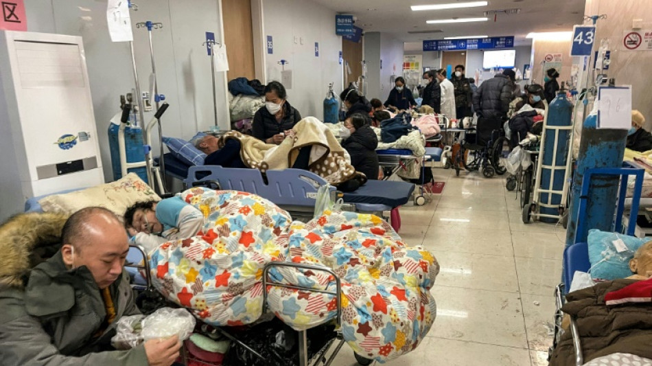 Hospitales en Shangh&aacute;i desbordados por la afluencia de enfermos de covid
