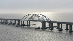 Ukraine: l'explosion d'un v&eacute;hicule pi&eacute;g&eacute; paralyse le pont russe de Crim&eacute;e 