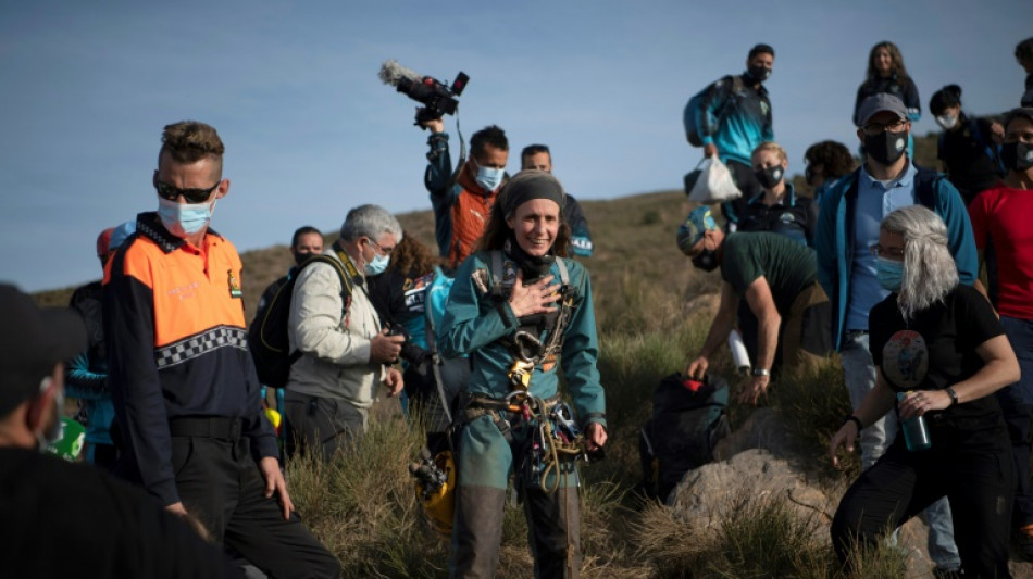 Una espa&ntilde;ola sale de una cueva en la que pas&oacute; aislada 500 d&iacute;as
