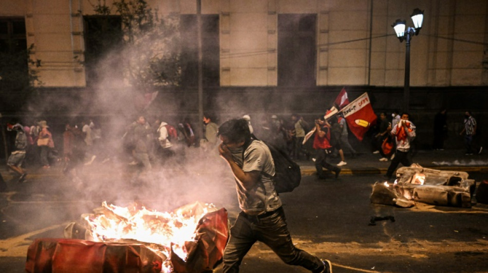 Manifestantes toman aeropuerto de Arequipa pese a anuncio de elecciones anticipadas en Per&uacute;