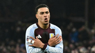 Arsenal-Aston Villa: l&iacute;der contra time do momento se enfrentam na Premier League