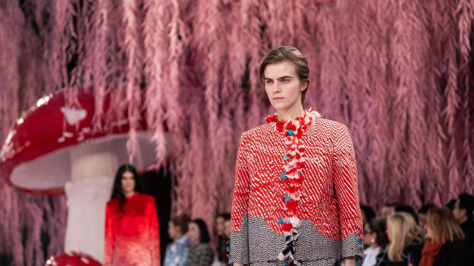 Trasparenze, leggerezza e piume, il debutto di Blazy alla couture Chanel