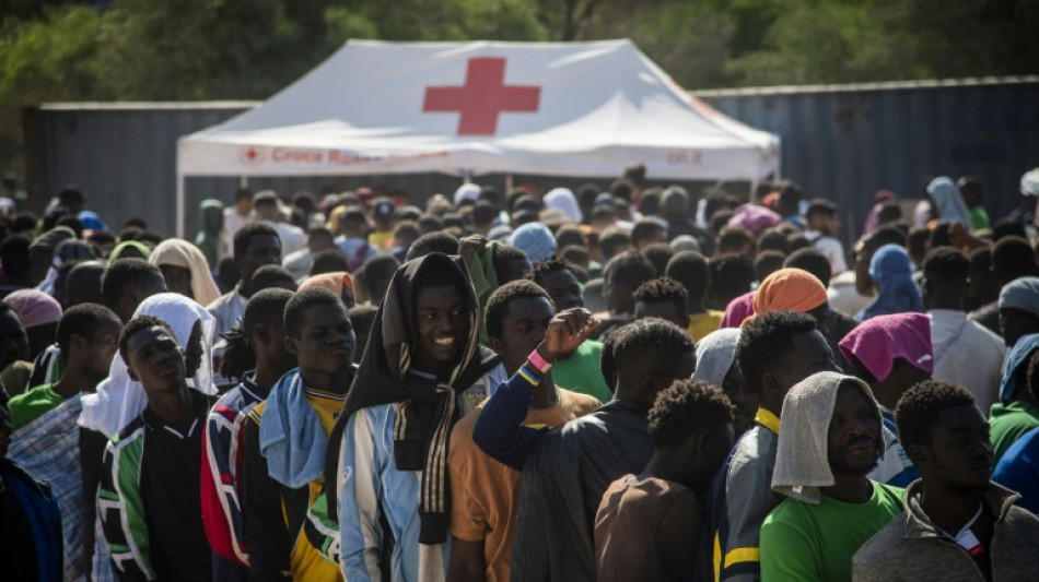 M&aacute;s migrantes y nuevos traslados en isla italiana de Lampedusa