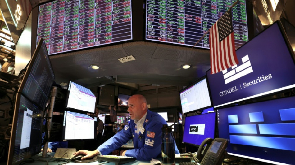 Wall Street cl&ocirc;ture sans entrain, frein&eacute;e par la hausse des co&ucirc;ts d'emprunt