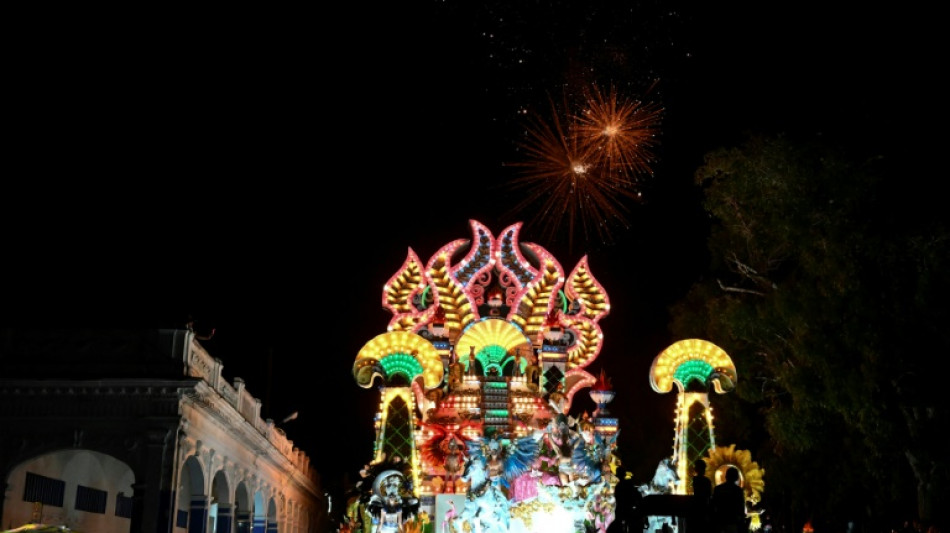 Las Parrandas cubanas resplandecen en el pintoresco pueblo de Camajuan&iacute;