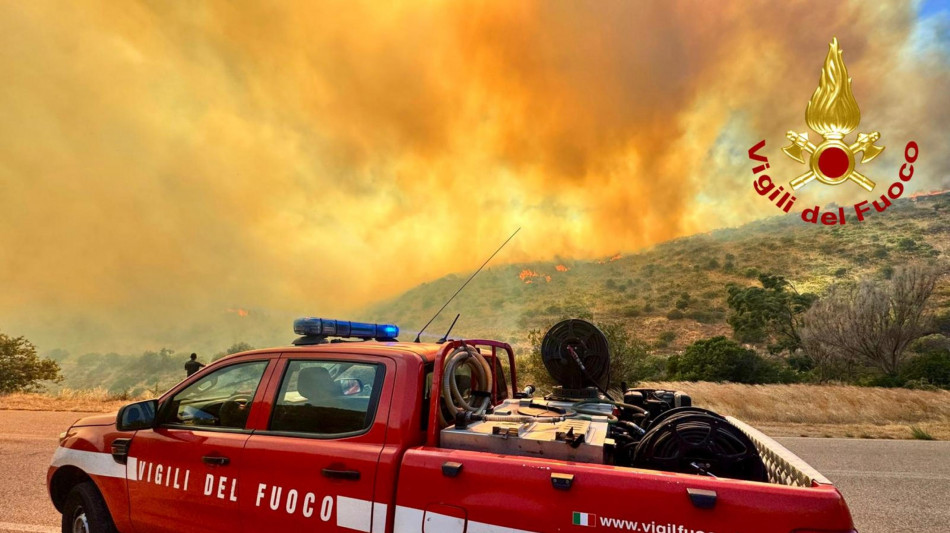 Fiamme a ridosso della spiaggia di Villasimius, bagnanti in fuga