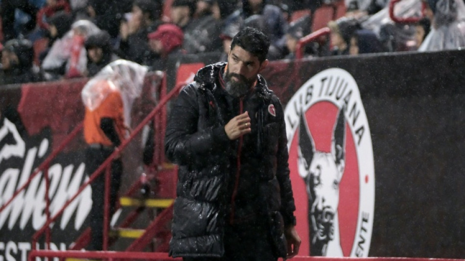 Treinar o pr&oacute;prio filho: a mais nova excentricidade de 'Loco' Abreu no futebol mexicano