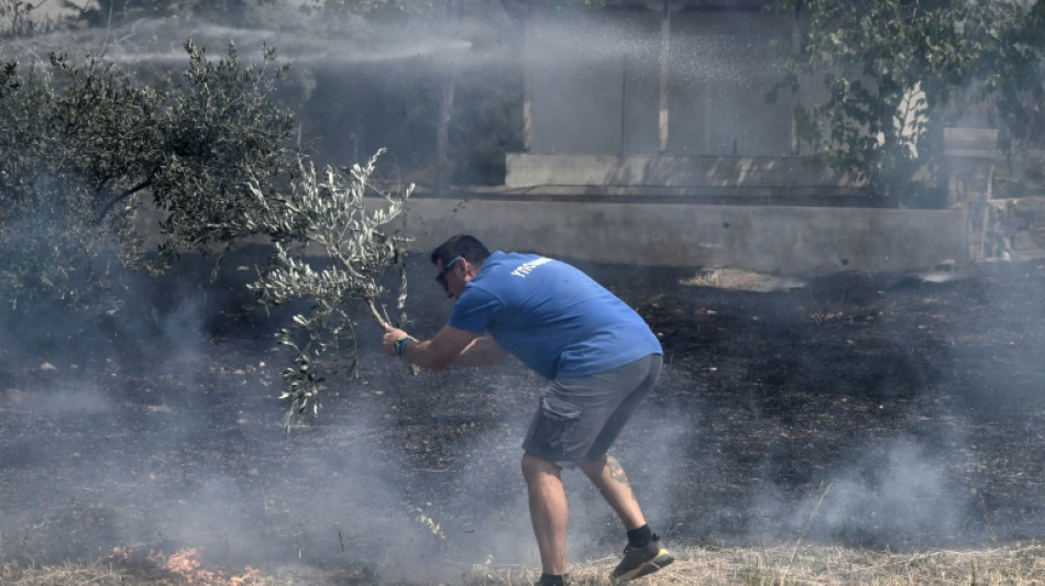 En Gr&egrave;ce, les pompiers combattent de gros incendies sur de multiples fronts