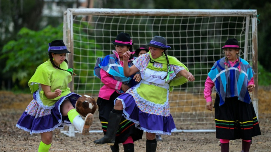 Dans la campagne colombienne, un tournoi de foot f&eacute;minin en bottes, poncho et chapeau