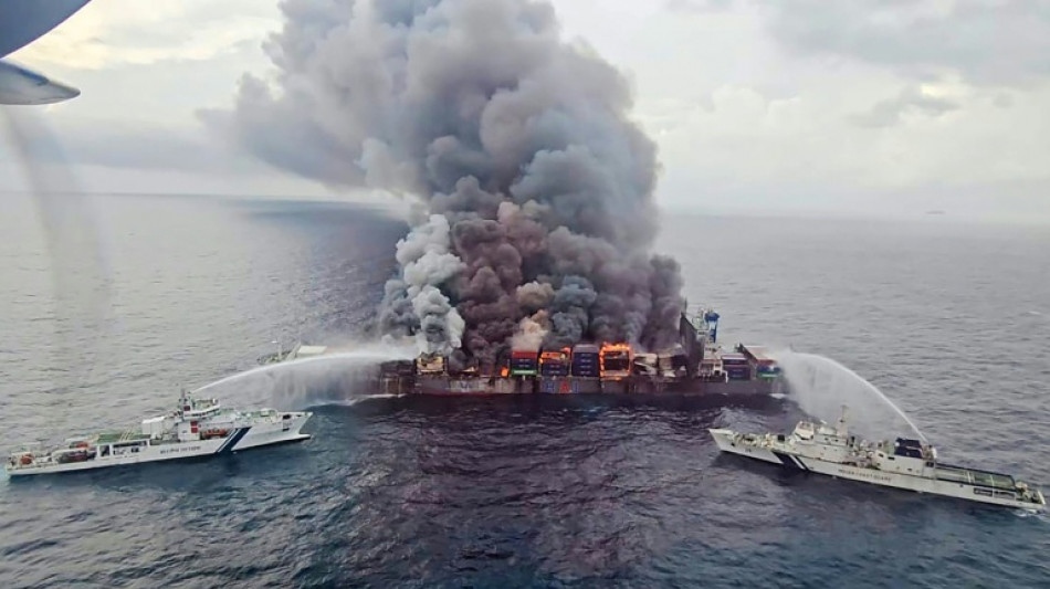 Drohende Umweltkatastrophe durch Schiffsbrand vor Indien - vier Vermisste