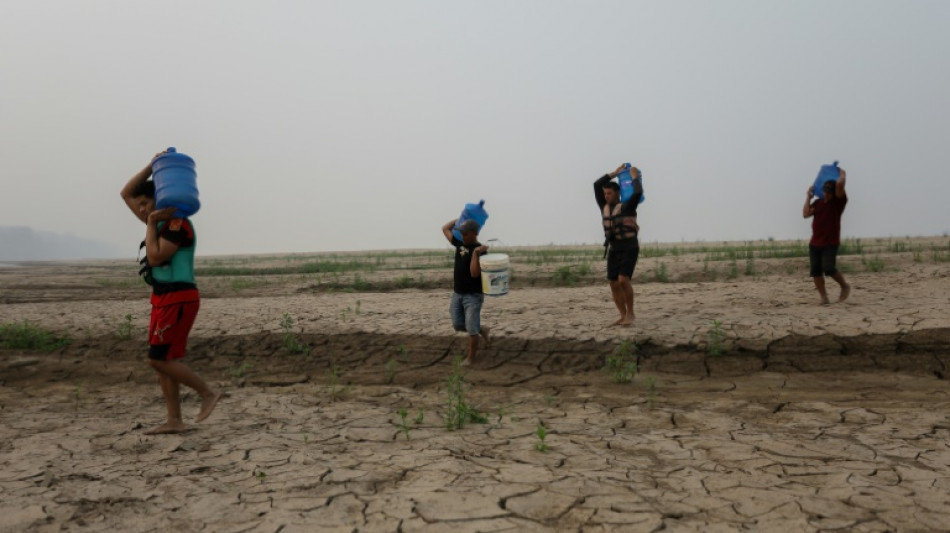 Ribeirinhos presos no leito de um rio que arde devido &agrave; seca na Amaz&ocirc;nia