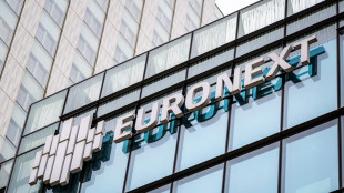 Borsa: Europa in ordine sparso, scivolone di Lvmh, Milano +1,3%