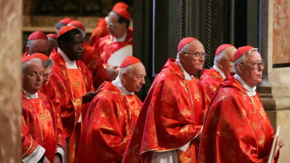 Los cardenales rezan juntos antes de iniciar el c&oacute;nclave