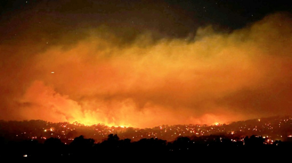 Firefighters warn of 'hectic' Australian bushfires