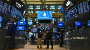 Wall Street cl&ocirc;t en baisse, plomb&eacute;e par l'inflation