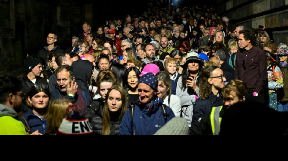 Avant Londres, les Britanniques se pressent &agrave; Edimbourg pour des adieux poignants &agrave; la reine