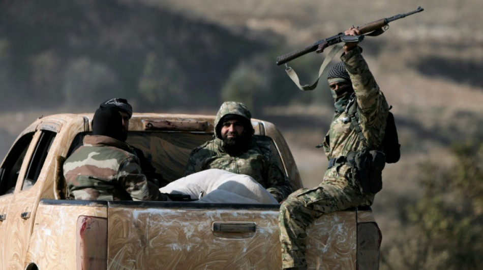 Rebeldes s&iacute;rios cercam cidade-chave de Hama